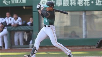 王柏融提前退場休息！　雄鷹球團回報狀況