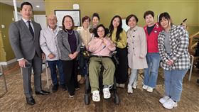 溫哥華汽車撞人周年  受害台灣女子獲加拿大永居身分王丰的好友、鄰居，以及大溫僑胞和辦事處官員等多人，共同探望新入駐康復中心的王丰（中坐輪椅者），眾人都感謝加拿大政府快速批准王丰永久居民身分，讓她的醫療和生活無後顧之憂。中央社記者程愛芬溫哥華攝　115年4月26日