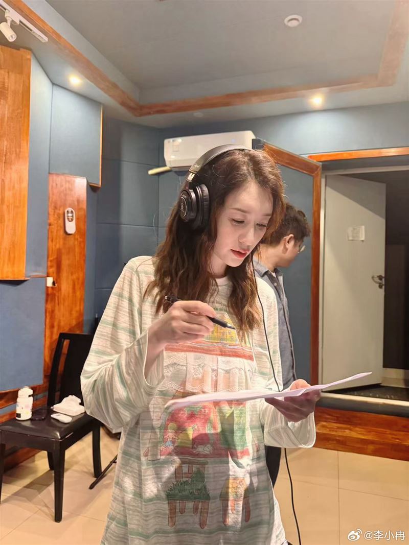 在第二次公演中，李小冉改以抒情歌曲《我會等》登台，音準與情感表現明顯提升，成功撕下「走音」標籤。（圖／翻攝自微博＠李小冉）