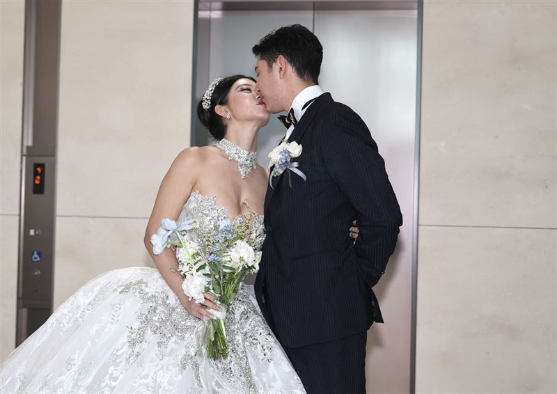 舞陽跟Peggy激吻。（圖／記者鄭孟晃攝影）