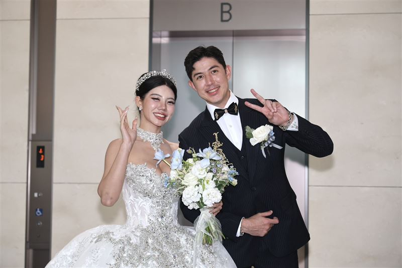 舞陽跟Peggy甜蜜拍照。（圖／記者鄭孟晃攝影）