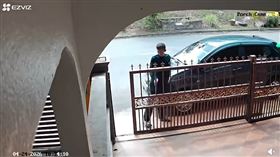 馬來西亞驚傳一起陌生男子差點闖入家中的恐怖事件。（圖／翻攝自Ct Zalinasp臉書）