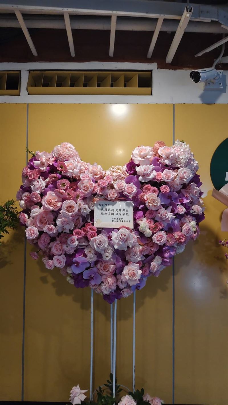 張清芳公益開唱，群星送上花籃祝賀。（圖／記者鄭尹翔攝影）