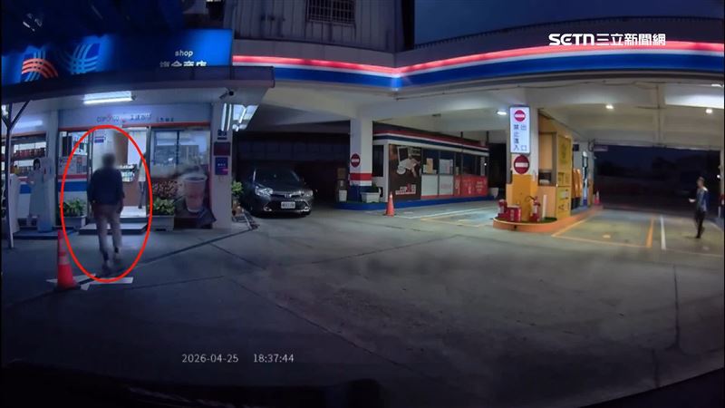 女業務找藉口要男子下車幫買咖啡，才終於獲救離開