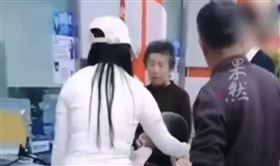 一名因肝硬化病重、無法言語且行動困難的石姓男子，因急需醫療費用，其家屬前往銀行代為提領存款時遭拒。(圖／翻攝自微博)