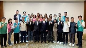 賴清德今天赴桃園與地方黨公職召開座談會，除介紹市長參選人黃世杰及輔選團隊，更強調桃園對台灣民主具備關鍵地位，未來將組成「桃園隊」，展現贏回桃園的決心。（圖／翻攝自黃瓊慧 桃園觀察日記臉書）