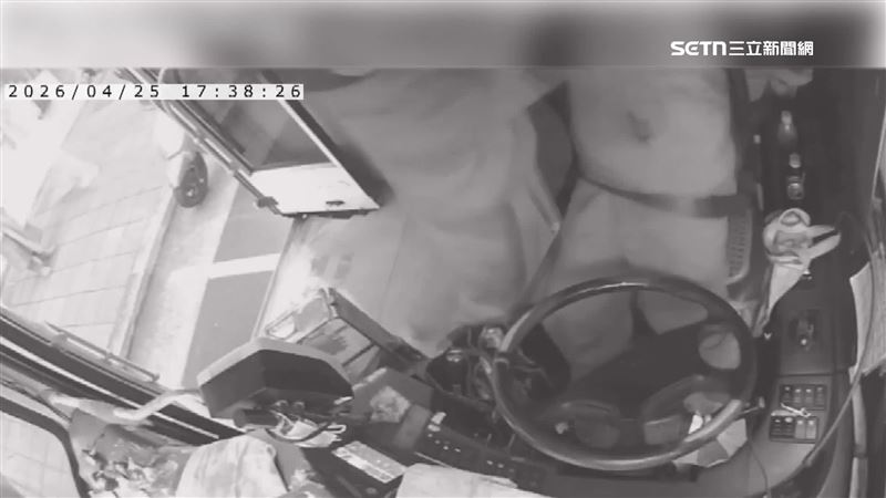 騎士竟然衝上公車毆打司機