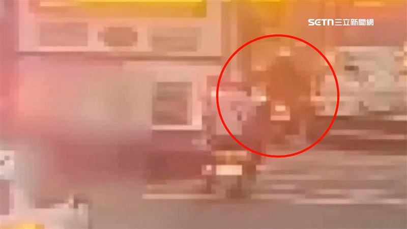 騎士認為公車在惡意逼車，便緊跟在一旁，等到公車停車上前攔車