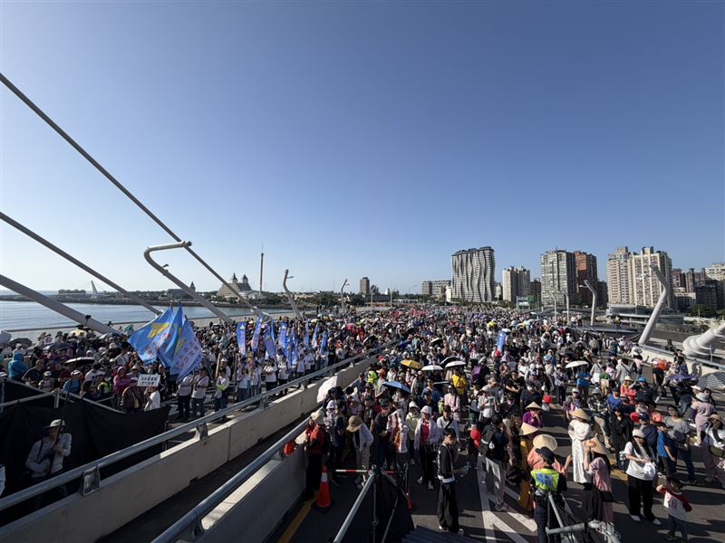 民眾與表演團體齊聚淡江大橋歡慶通車。（圖／主辦單位提供）