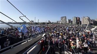 在一起走上橋萬人踩街淡江大橋藝術季開跑