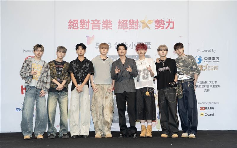 HowZ（右4）與F.F.O出席2026 hito流行音樂獎頒獎典禮搶票會。（圖／Hit Fm聯播網）