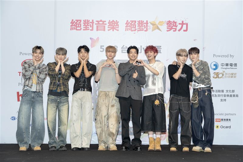 HowZ（右4）與F.F.O出席2026 hito流行音樂獎頒獎典禮搶票會。（圖／Hit Fm聯播網）