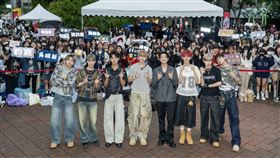 HowZ（右4）與F.F.O出席2026 hito流行音樂獎頒獎典禮搶票會。（圖／Hit Fm聯播網）