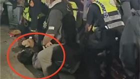 抵鎮瀾宮前又爆衝突！酒空男見媽祖鑾轎猛推擠　遭警過肩摔壓制（圖／翻攝自Threads @c9220545）