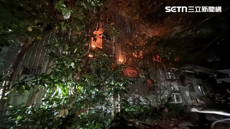 新北市蘆洲區仁愛路巷內一間鐵皮工廠，今天（27日）凌晨驚傳火警。（圖／翻攝畫面）