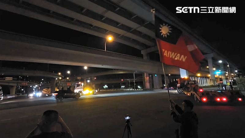 軍事迷揮舞國旗迎接「地表最強戰車」。（圖／翻攝畫面）