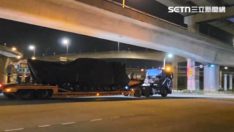 台灣對美採購的最後1批、28輛M1A2T戰車昨天（26日）運抵台北港。（圖／翻攝畫面）