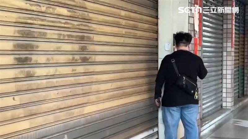 受波及的大樓一樓超商鐵門打不開，店員上班碰壁。（圖／翻攝畫面）