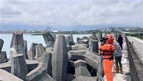 花蓮李男釣魚失蹤9天，警消於壽豐鄉鹽寮岸際發現遺體。（圖／翻攝畫面）