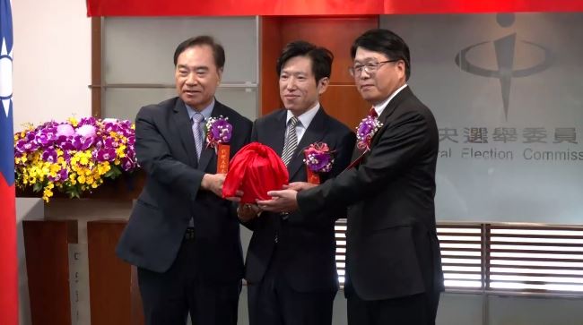 中選會今（27）日舉行主委交接典禮，由行政院秘書長張惇涵監交，新任主委游盈隆正式接掌中選會。(圖/翻攝畫面)