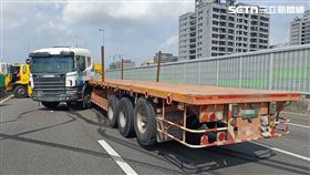 仁武,鼎金,高雄,事故,拖板車,護欄,國道,車禍。（圖／翻攝畫面）