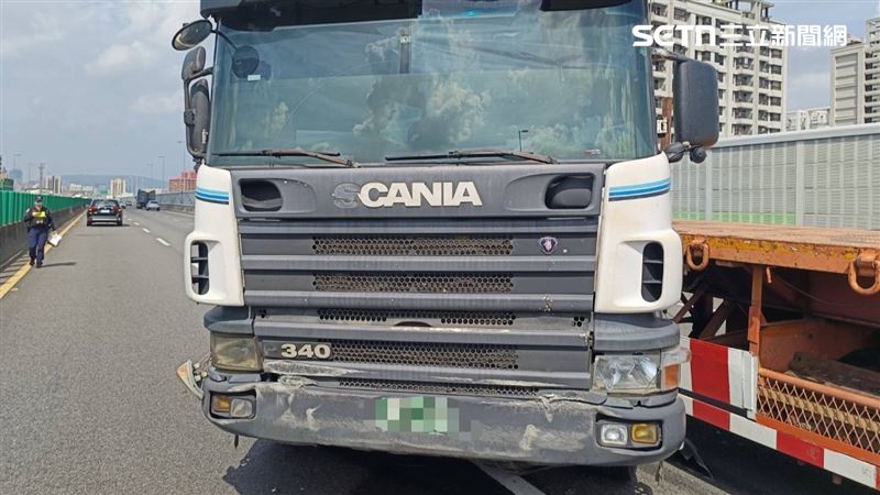 一輛拖板車不明原因撞上護欄，整輛車頭180度迴轉，呈逆向狀態。（圖／翻攝畫面）