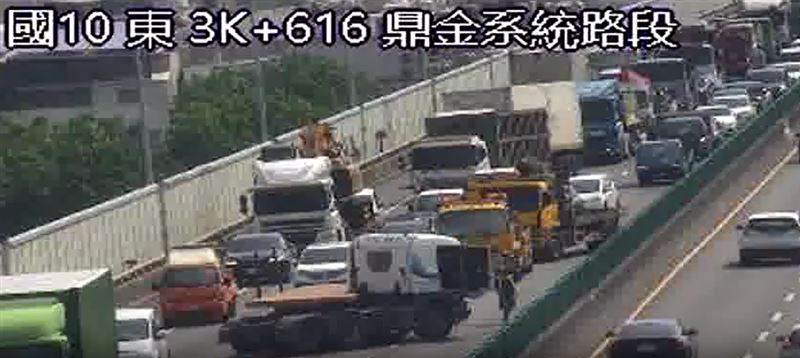 國道10號西向3.8公里處，高雄仁武交流道，今天（27日）上午嚴重事故。（圖／翻攝自高公局官網）