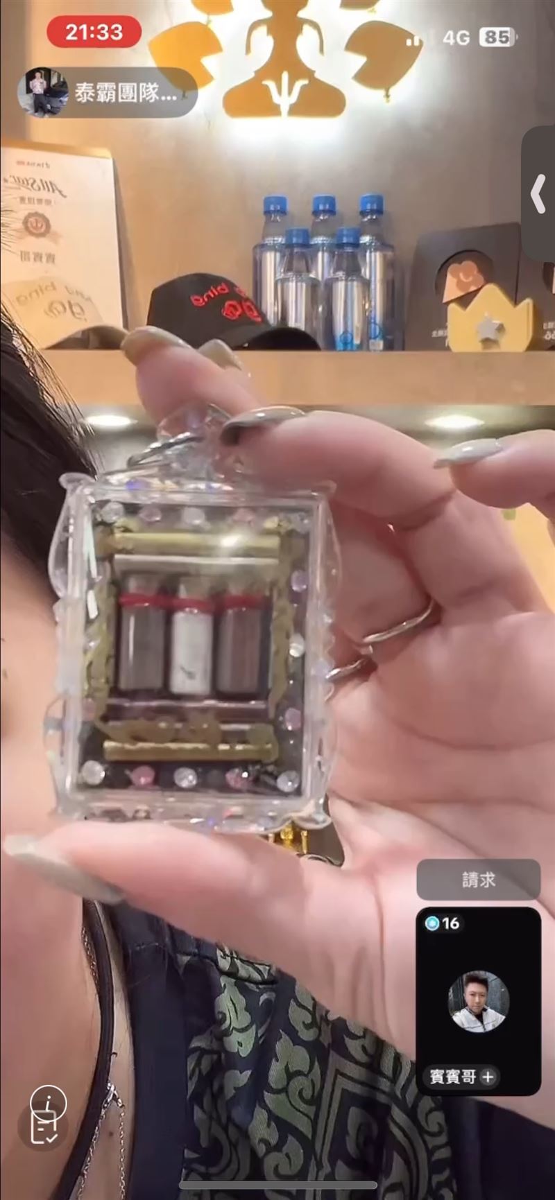 公益網紅賓賓哥小幫手在直播時宣稱佛牌可以幫忙把妹。（圖／翻攝畫面）