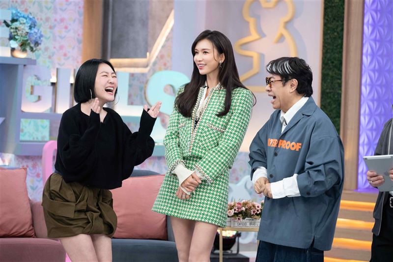 蔡康永（右）爆小S（左）失態，林志玲（中）上演「女神式安慰」。（圖／東森提供）