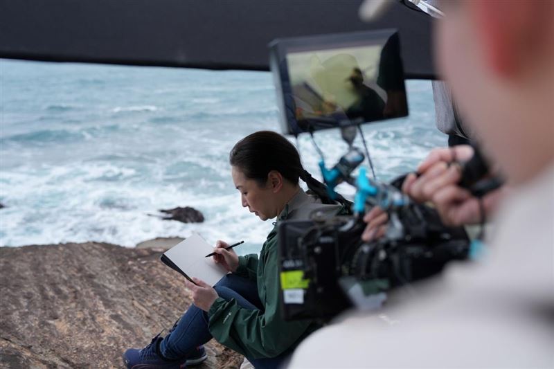 王俐人在電影中出演海外未亡人的角色。（圖／方時娛樂提供）