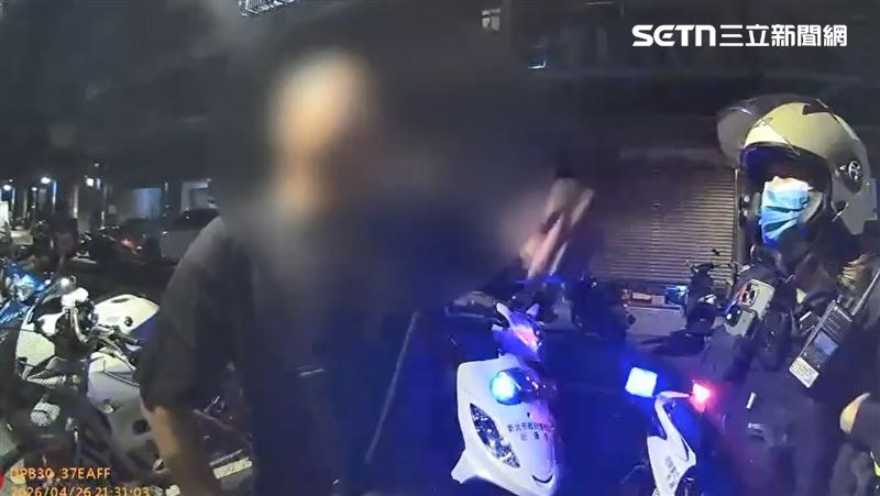 51歲李姓男子在捷運新店站內嚼口香糖，被保全制止，竟出拳打傷人後逃離。（圖／翻攝畫面）