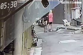 嚇！逢甲金髮正妹太美　噁男假借經過襲胸（圖／翻攝畫面）