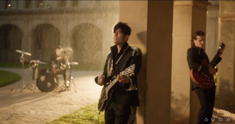 周杰倫MV中鼓手獨自淋雨引發話題。（圖／翻攝自YouTube）