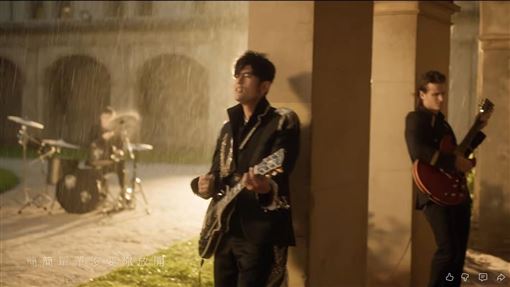 周杰倫MV「鼓手獨自淋雨」網笑：做錯什麼