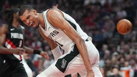 溫班亞馬（Victor Wembanyama）回歸，馬刺逆轉拓荒者聽牌。（圖／美聯社／達志影像）