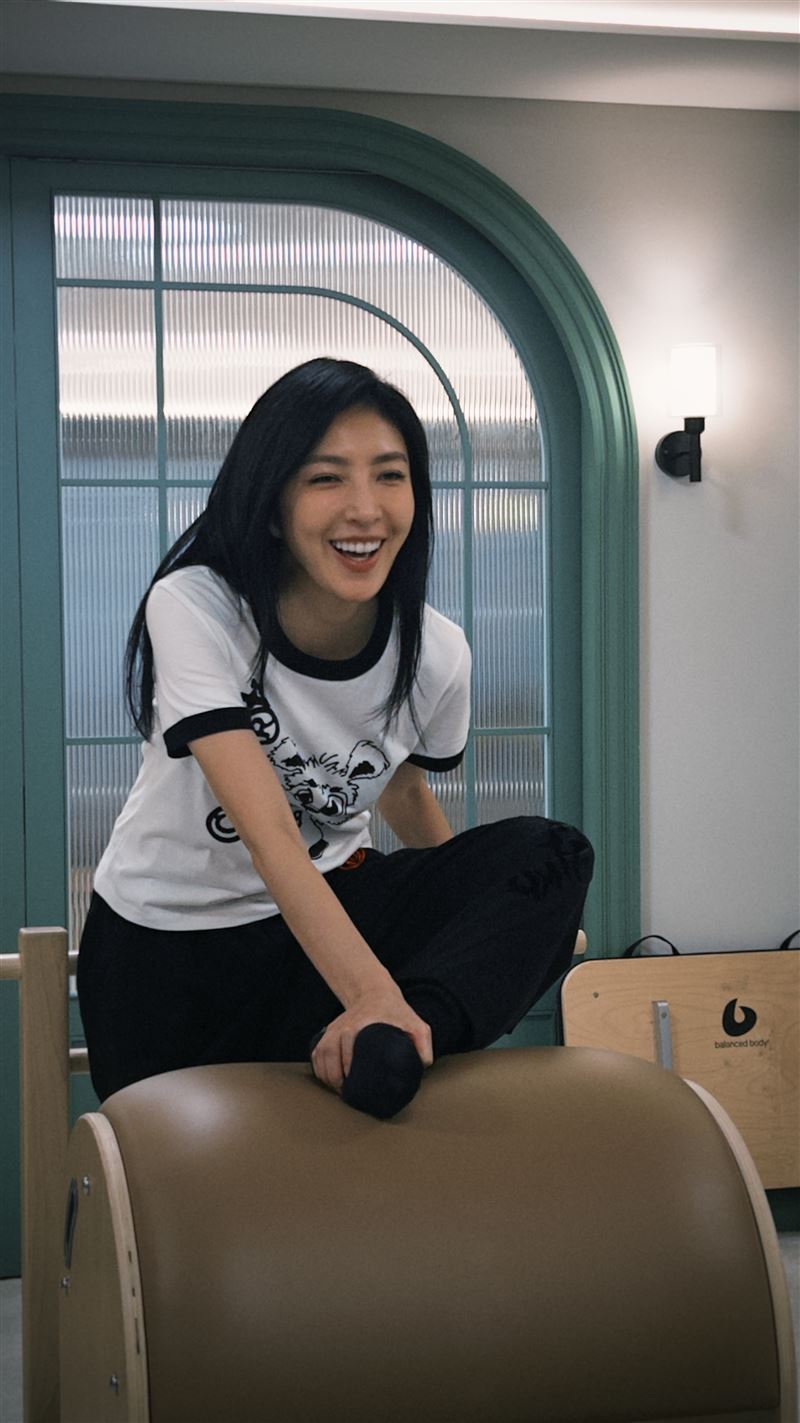 楊謹華享受器械皮拉提斯課程。（圖／虎鐵健身 X 器械皮拉提斯提供）