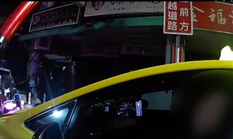 運將違規遭攔！酒測0.07突「抓狂踹警車」