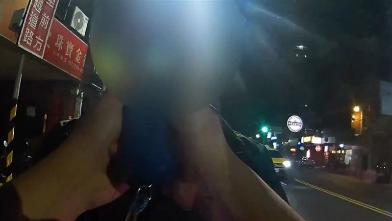 桃園小黃違規左轉、酒測值0.07Mg/L，遭警開單、失控踹警車遭壓制送辦。（圖／翻攝畫面）