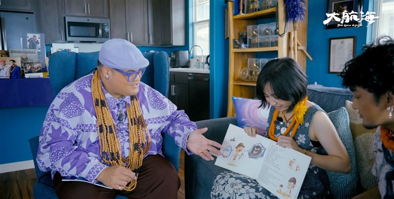 ŽŽ瑋琪（右）跟夏威夷歌手卡拉尼分享她以泰雅族故事創作的童書。（圖／阿洛無限提供）