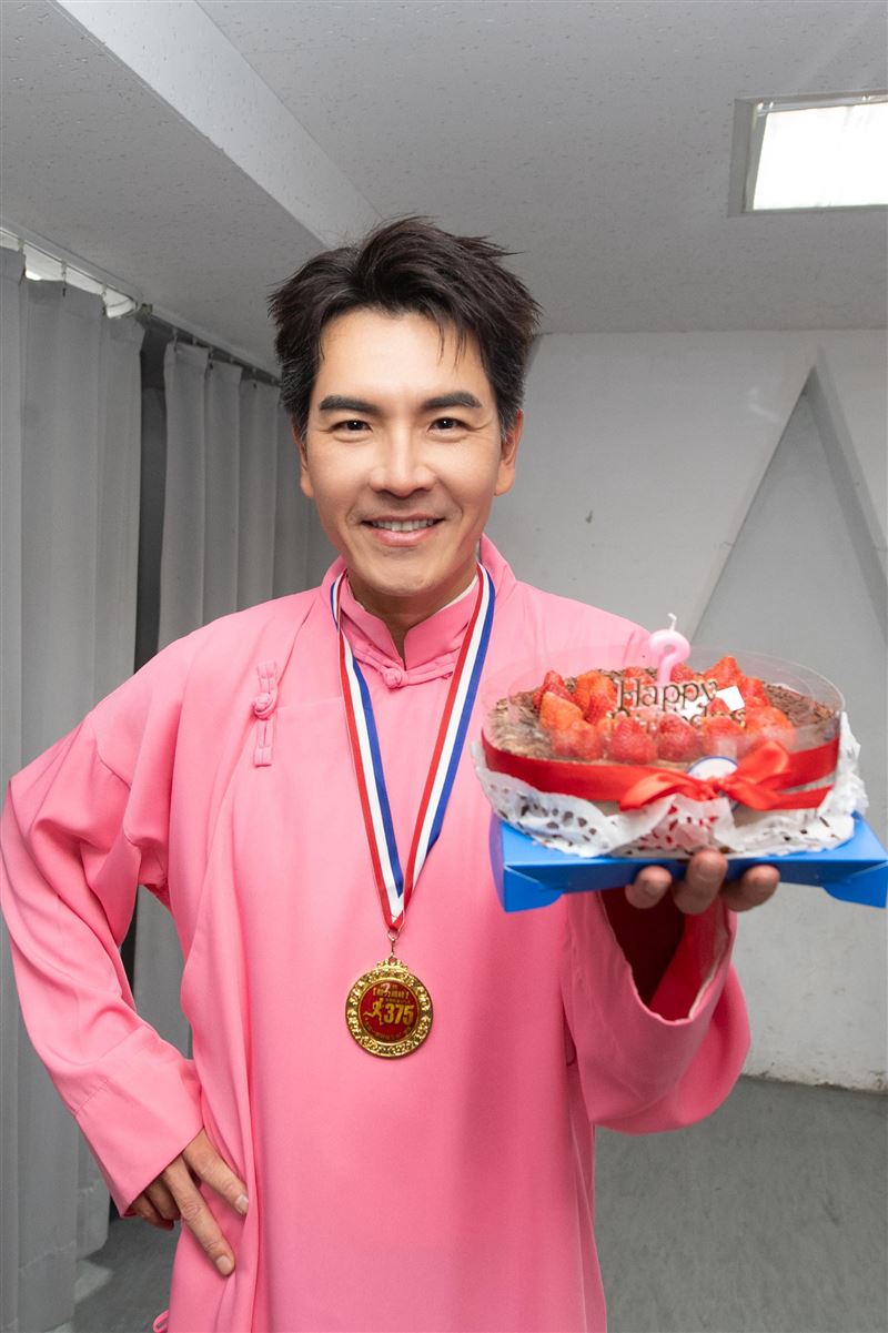 眾人為下月即將生日的王傳一慶生。（嚞娛樂提供）