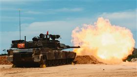 M1A2T戰車號稱「地表最強」，台灣向美國下訂了108輛，終於26日深夜全數完成交付。但同時，美國軍武交貨延遲的問題因美伊戰爭更形惡化，日前北約國家愛沙尼亞就爆料，美方完全暫緩了對該國的武器移交。（圖／翻攝自X平台 @ArmyRecognition）