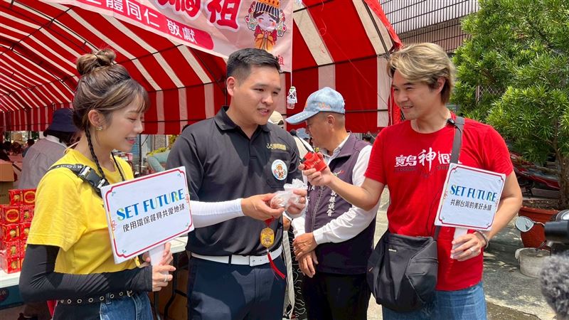 新港崙仔代天宮及安葆電能ESG 攤位，主持人進行互動遊戲，贈送保溫瓶與聯明貼紙