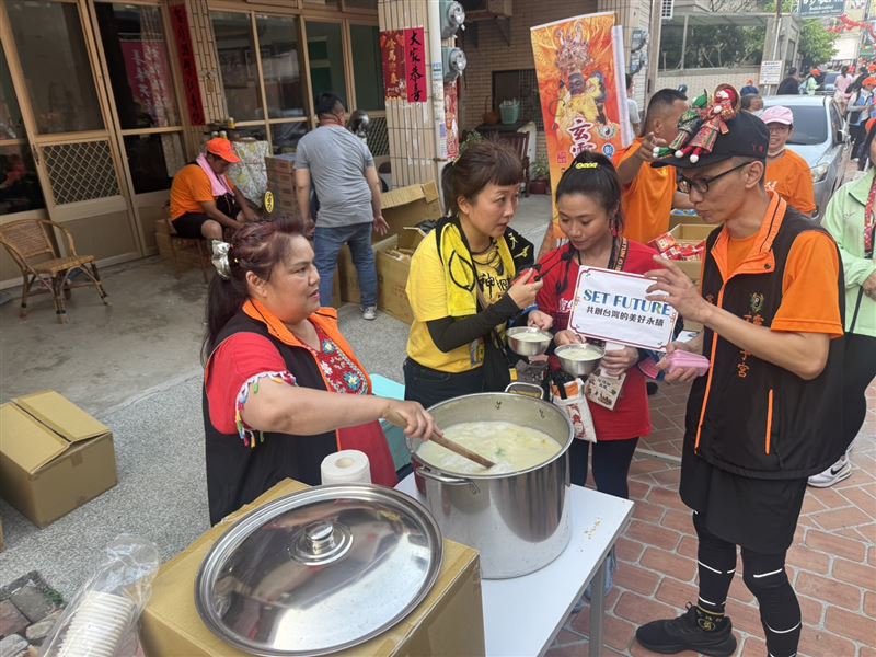主持人與北斗玄靈太子會福食攤志工阿姨煮完粉圓後，一起品嚐成果，在品嚐過程中也使用了自己的環保餐具，以實際的行動，呼籲大家減塑永續的環保理念