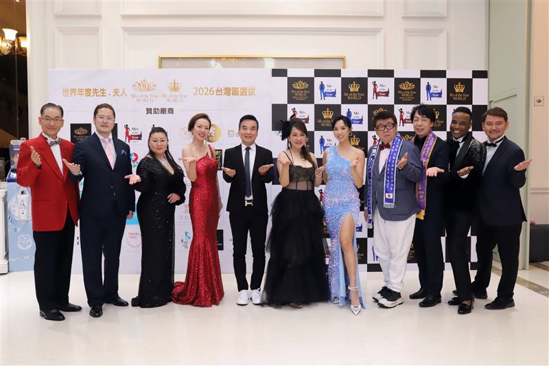 日本創始人西村沙江子(左四)特別帶隊來力挺台灣區選美主席許安毅(左五)與徐郁善(左六)。（圖／世界年度夫人＆先生主辦單位）