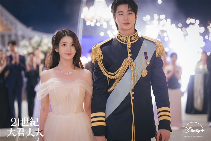 由IU與邊佑錫主演的《21世紀大君夫人》自開播以來話題不斷。（圖／Disney+提供）