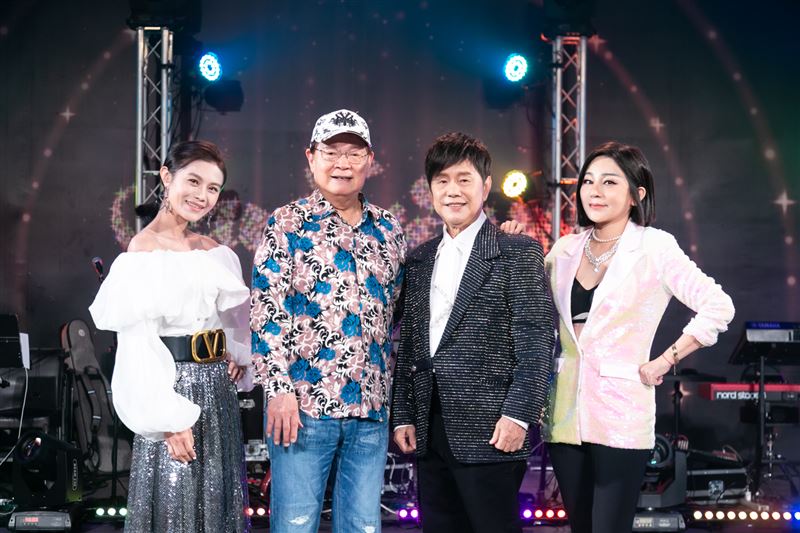 朱海君（左起）、劉福助、黃西田、王彩樺登上劍湖山耐斯歌廳秀。（圖／劍湖山世界提供）