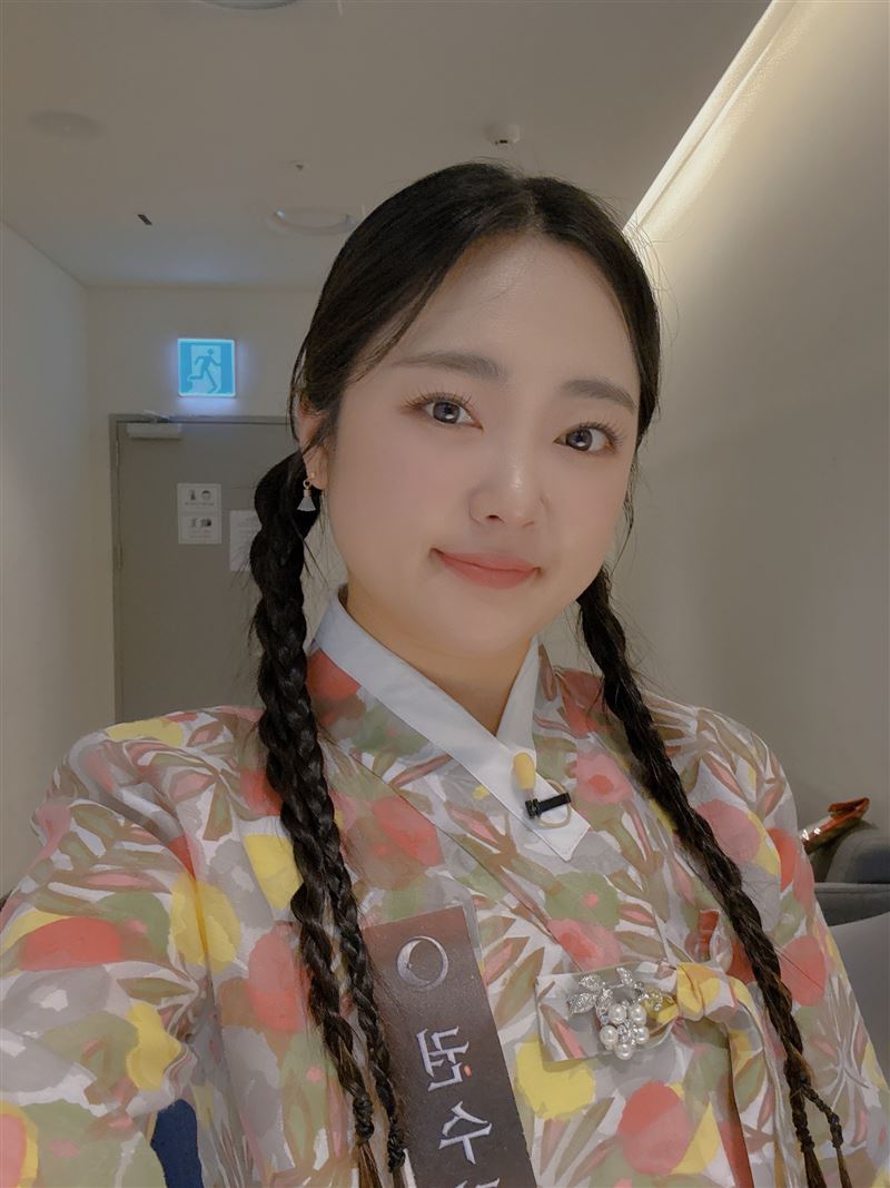 萬神老師權秀珍憑藉敏銳直覺與沉穩氣場，在《天機試煉場》節目中表現亮眼。（圖／十十娛樂提供）