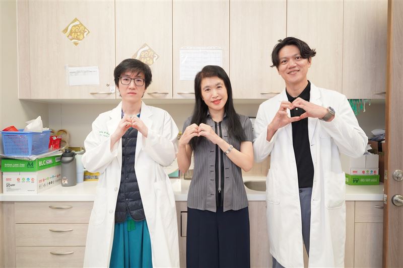 患者李佩縈術後恢復狀況良好，回診時特地向乳房外科主任古君平（右）、整形外科醫師黃重崴（左)道謝。（圖／中國醫藥大學新竹附設醫院提供）