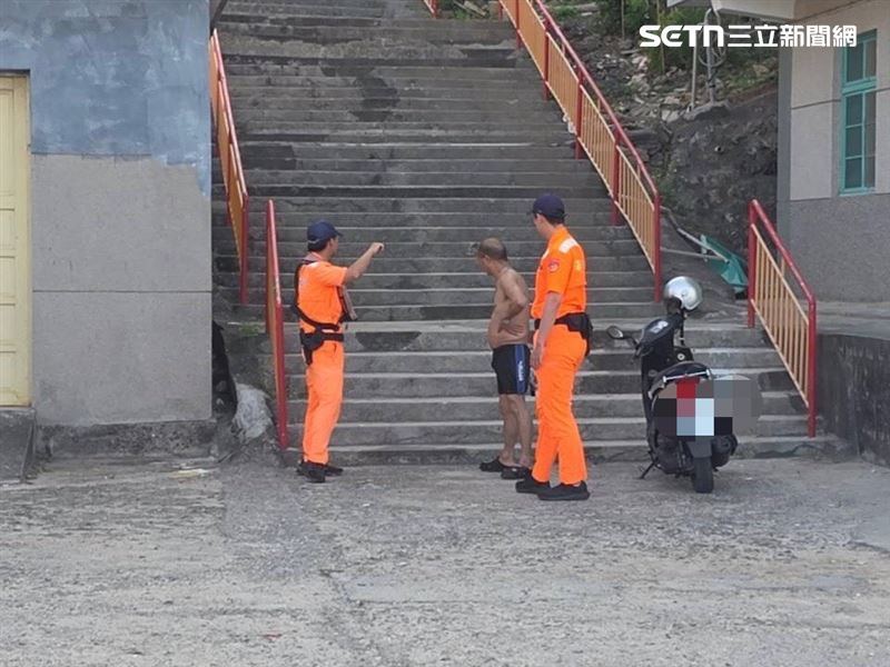 海巡署循著影像線索展開追查，將男子帶回安檢所製作筆錄。（圖／翻攝畫面）