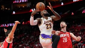詹姆斯（LeBron James）只得10分，火箭躲過被湖人橫掃。（圖／美聯社／達志影像）